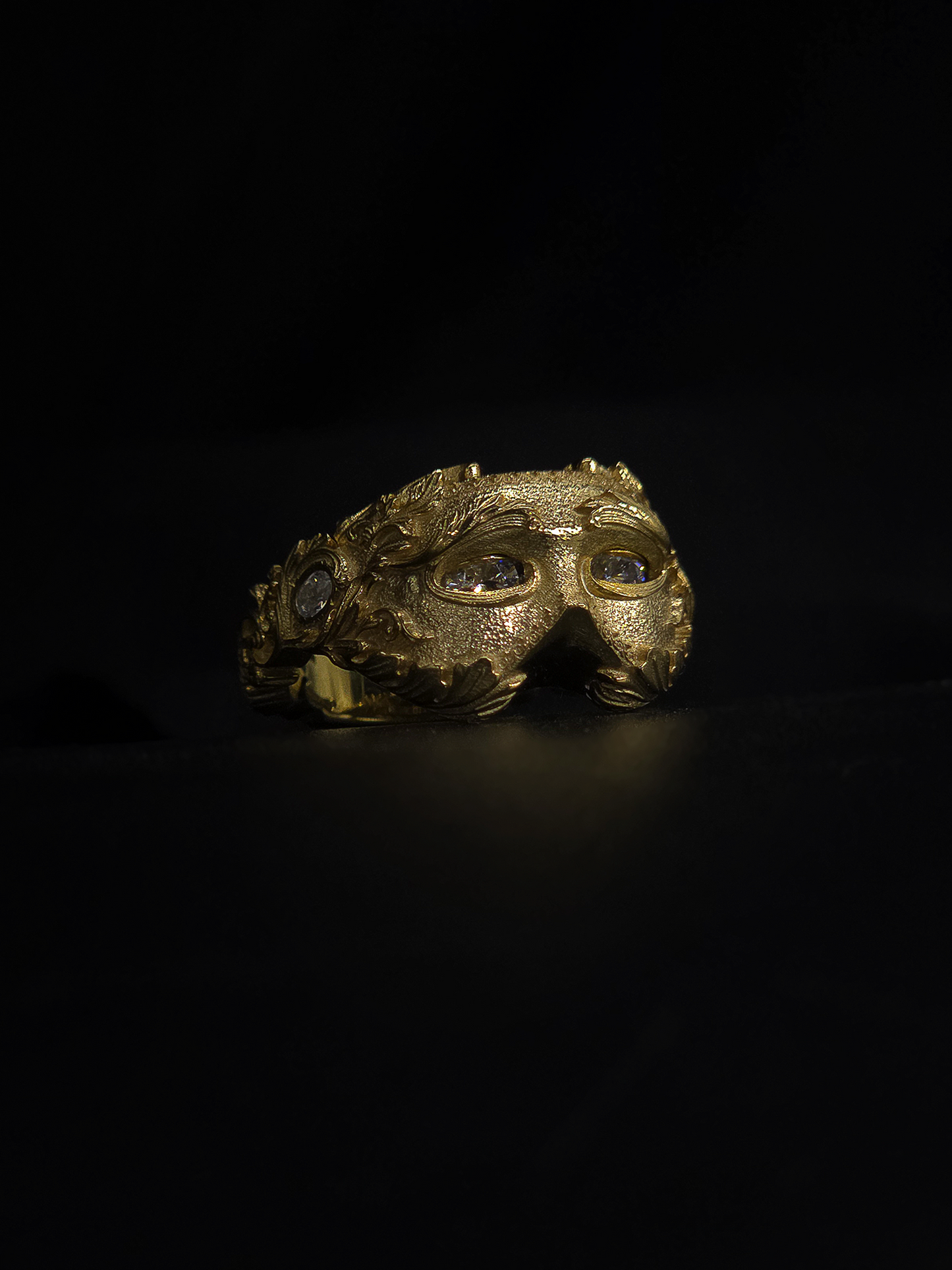 Étreinte Gold Plate