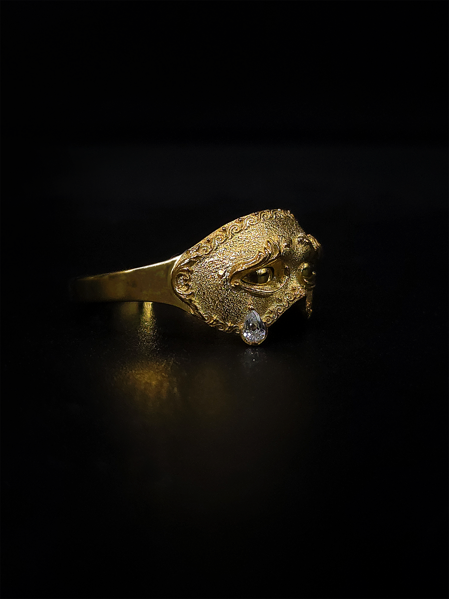 Gold mask Crainte with tear drop
