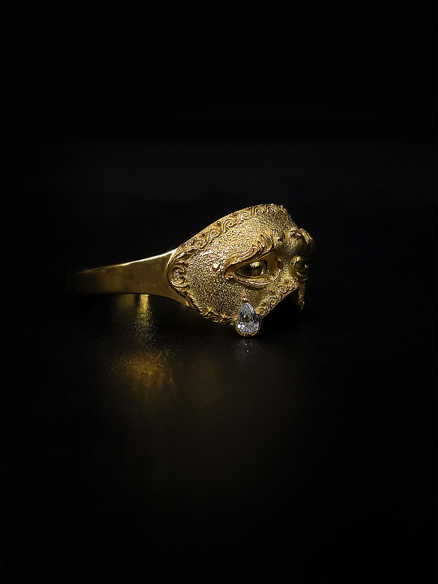 Gold mask Crainte with tear drop
