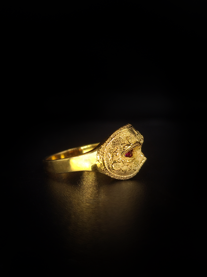 Ring venetian inspired jewellery with kinetic movement